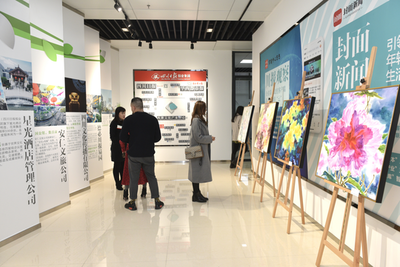 用&ldquo;花&rdquo;讀懂這座城 西部文化產(chǎn)業(yè)中心首場畫展揭幕