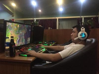 網吧青年到電競新星 蘋果代工廠里的別樣天地